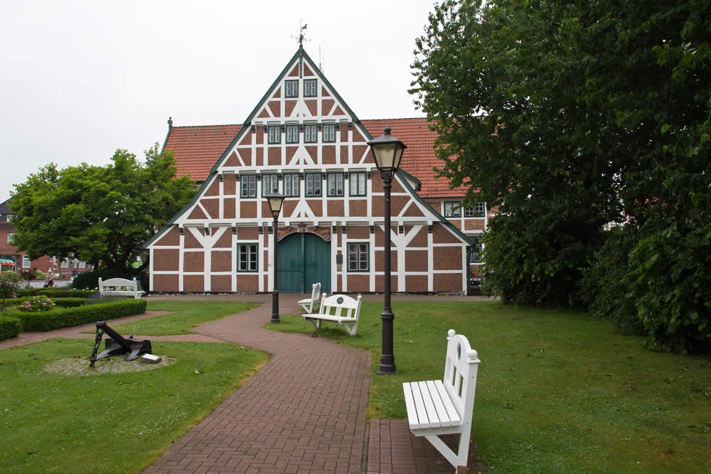 Mit ihrem strahlend weißen Fachwerk, dem Backstein-Muster und den verzierten Eingangstüren sind sie eine Augenweide.