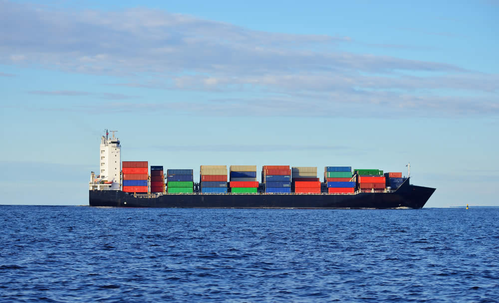Beobachten Sie Container- und Kreuzfahrtschiffe, Ozeanriesen, Barkassen und Segelboote, die auf der Elbe flussauf- und abwärts schippern.