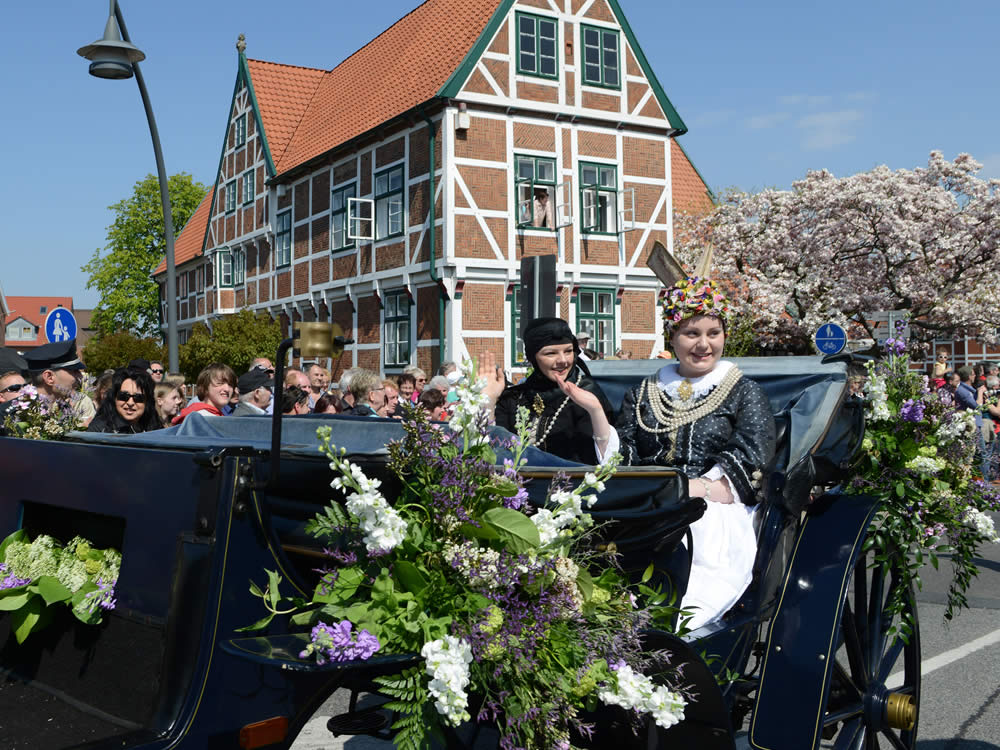 Altländer Blütenfest und Altländer Blütenkönigin