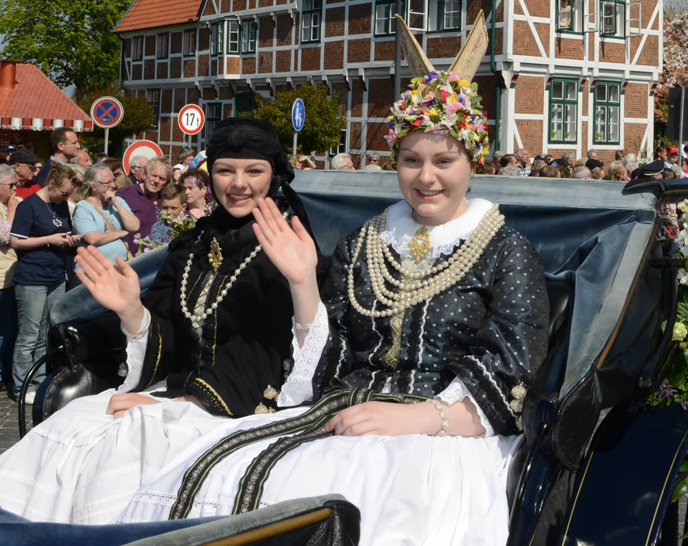 Altländer Trachten und der wertvolle Silberfiligranschmuck