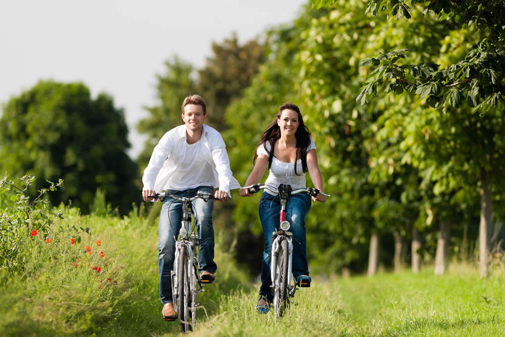 1.000 Kilometer ausgeschilderten Radwegen bietet das Alte Land viele einzigartige Erlebnismöglichkeiten.