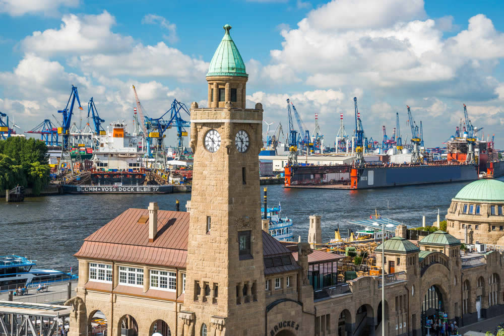 Veranstaltungen wie der Hafengeburtstag, der Hamburger Fischmarkt und der Dom bieten eindrucksvolle Erlebnisse.